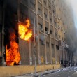 14ago2013---manifestantes-que-apoiam-o-presidente-deposto-do-egito-mohamed-mursi-colocam-fogo-em-predio-durante-protestos-no-cairo-segundo-a-afp-a-irmandade-muculmana-fala-em-ao-menos-250-pessoas-1376483403786_1920x1080