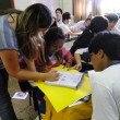 Professora_ajuda_os_alunos_a_resolverem_os_desafios_matemticos