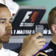 lewis-hamilton-inverte-posicao-e-fotografa-a-imprensa-durante-coletiva-na-hungria-antes-do-gp-deste-fim-de-semana-1374762249826_615x300